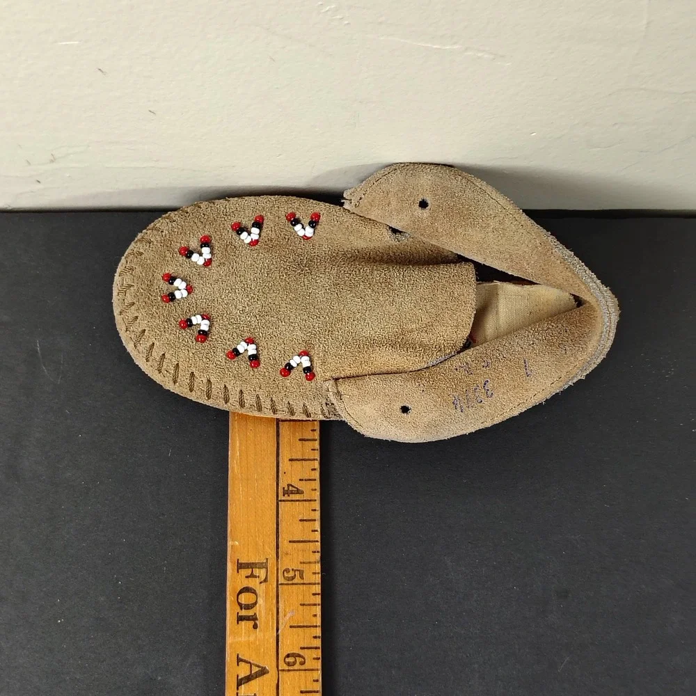 Minnetonka Moccasins Toddler Size 7 Tan Suede Beaded Vintage Slip On Shoes